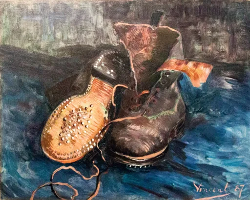 Reproduction à l'huile peinte à la main d'Une paire de souliers de Vincent van Gogh, une unique paire de lourds souliers de cuir usés posée au sol sur un fond uni