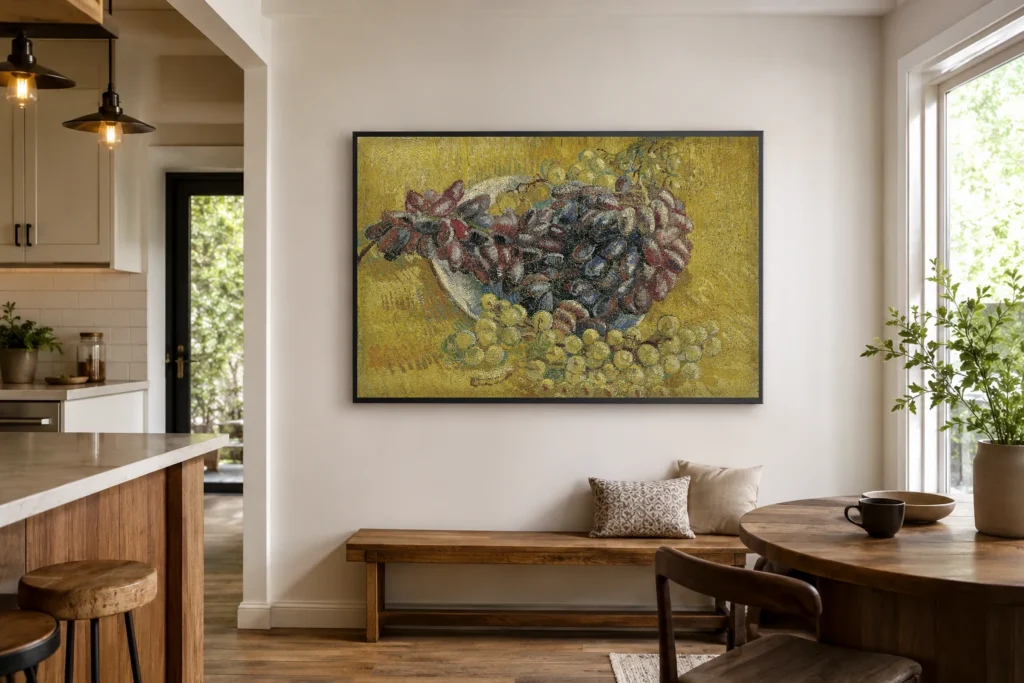 عنب، نسخة طبق الأصل مرسومة بالزيت على القماش من أعمال فان جوخ، مؤطرة على جدار غرفة نوم عصرية بألوان محايدة