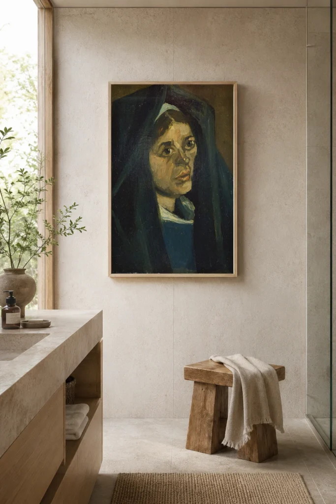 Hlava selky se zeleným šátkem, ručně malovaná reprodukce obrazu Van Gogha v rámu na stěně klidné minimalistické ložnice.