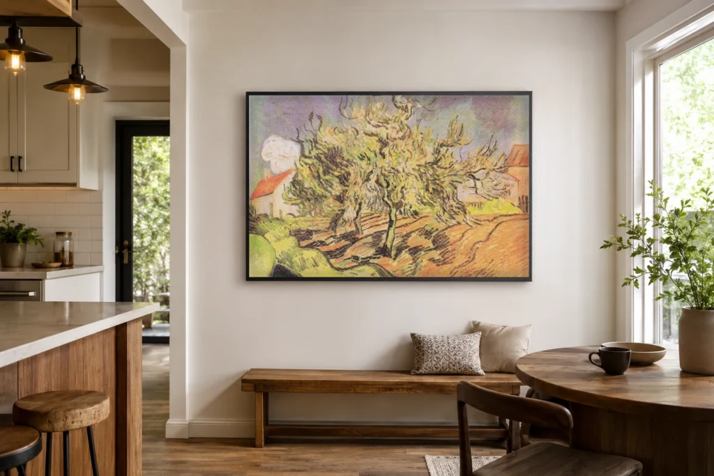 Landslag með þremur trjám og húsum, handmáluð Van Gogh olíumynd, rammaður á vegg í björtu opnu eldhúsi við matarhorn.