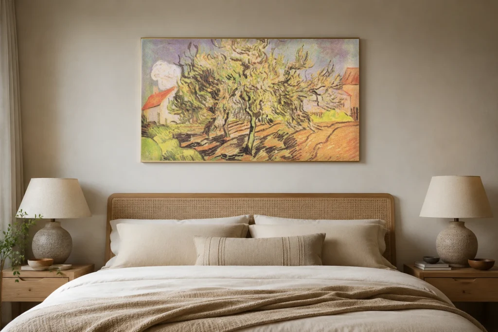 Landslag með þremur trjám og húsum, handmáluð olíumynd eftir Van Gogh, rammaður og uppi á vegg í björtu nútímalegu stofu