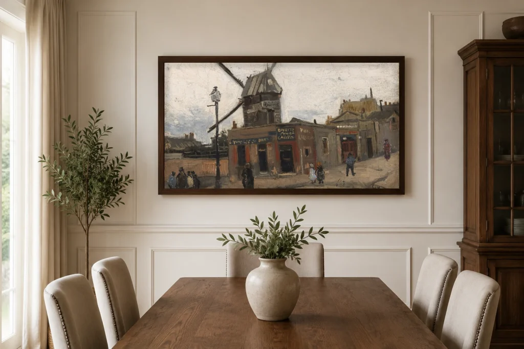 Le Moulin de la Galette, χειροποίητη αναπαραγωγή ελαιογραφίας του Βαν Γκογκ με κορνίζα, σε τοίχο ηλιόλουστου σαλονιού τύπου σοφίτας.