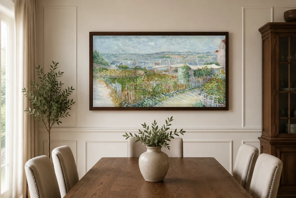 Montmartre: Moulin de la Galetten takana, käsin maalattu Van Gogh -öljyjäljennös kehystettynä valoisan loft-olohuoneen seinällä