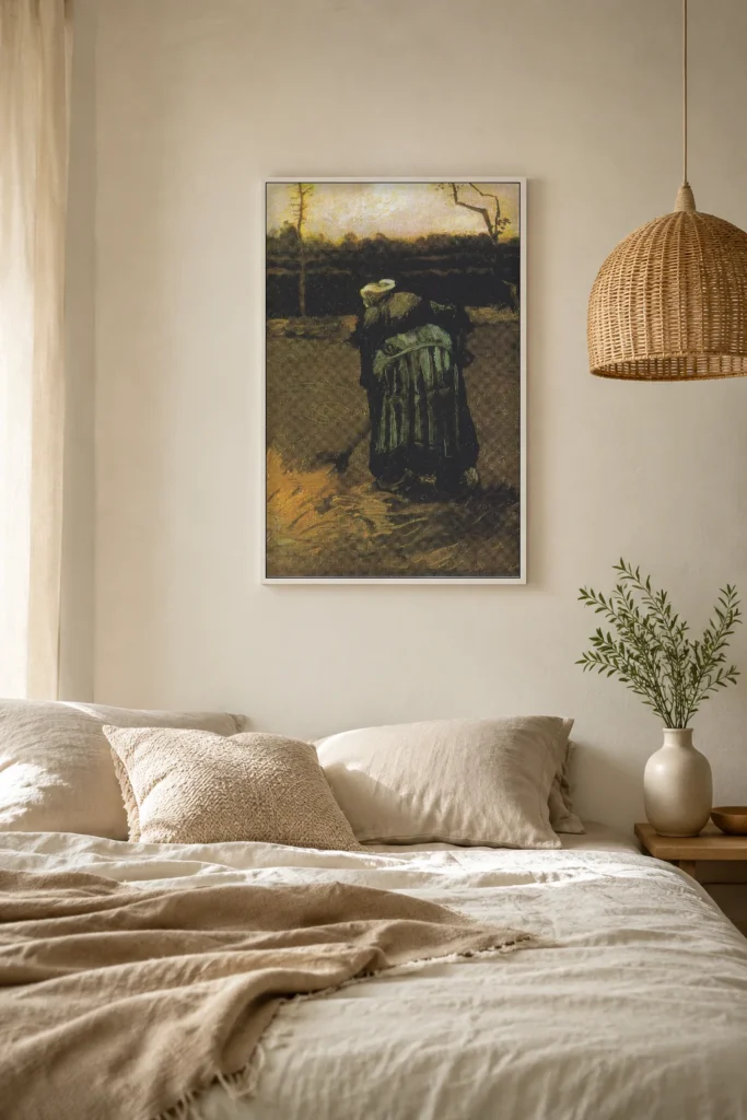 Bóndakona að grafa, handmáluð olíuendurgerð eftir Van Gogh í ramma á vegg í stílhreinni búningsherbergi