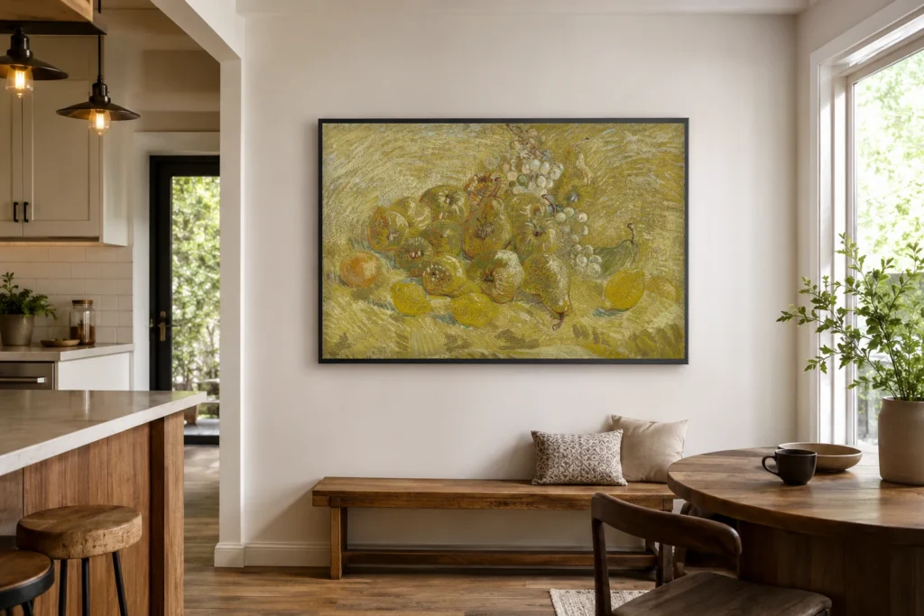 Kvittenit, sitruunat, päärynät ja viinirypäleet, käsin maalattu Van Gogh -öljyjäljennös kehystettynä valoisan modernin olohuoneen seinällä
