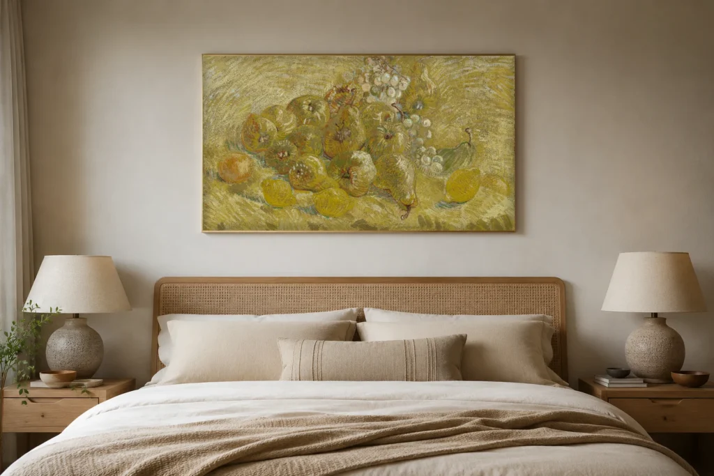 Kvitteneitä, sitruunoita, päärynöitä ja viinirypäleitä, käsinmaalattu Van Gogh -öljyjäljennös kehystettynä valoisan loft-asunnon olohuoneen seinällä