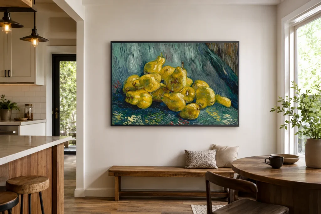 Stilleben með roðarunum, handmáluð olíuafrit eftir Van Gogh í ramma á vegg í björtu lofti með ríkulegu ljósi.