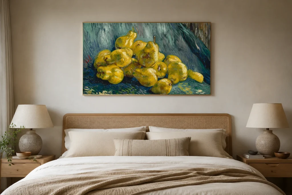 Stilleben með kveðum, handmáluð Van Gogh olíuafritun í ramma á vegg í nútímalegu svefnherbergi með hlutlausum litatónum