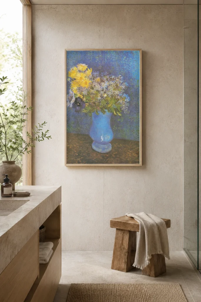 Vasi með bláberjalyngi, köngulóarblómum og anemónum, handmáluð olíuendurgerð eftir Van Gogh í ramma á vegg svítu á boutique hóteli.