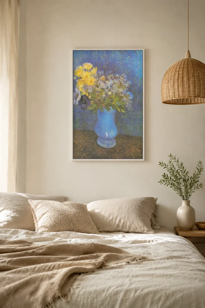 Vasi með lilac, daisies og anemones, handmáluð olíuafrit eftir Van Gogh innrammaður á vegg í björtum fordyri