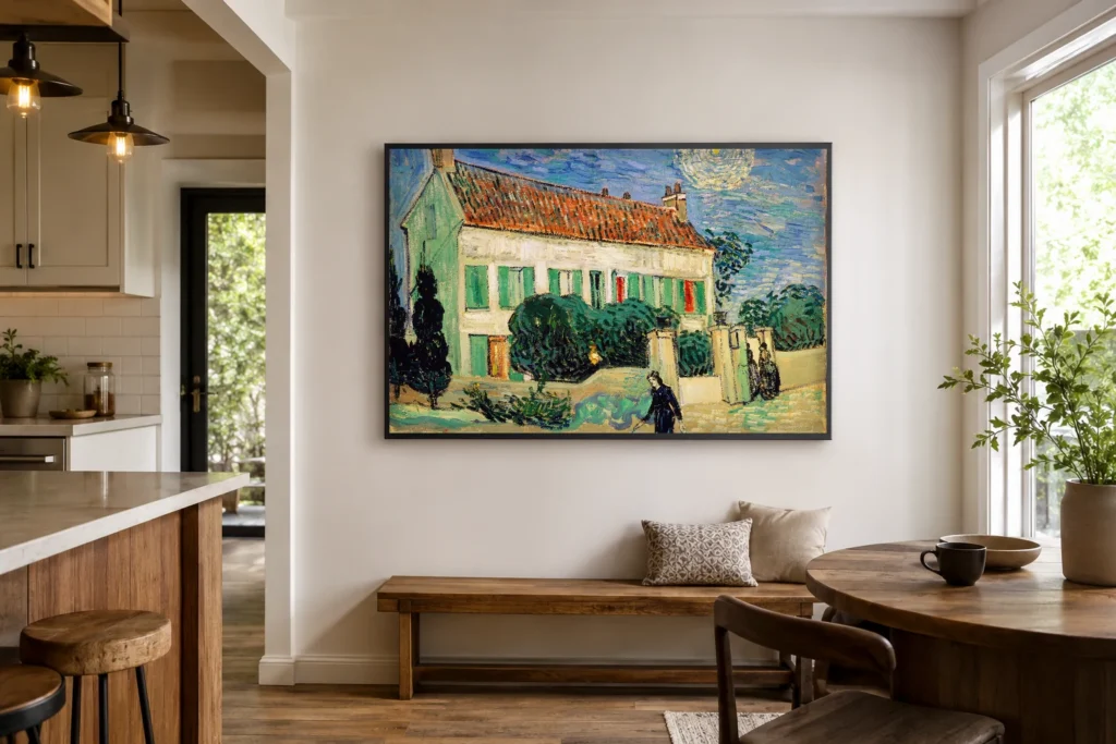 Valkoinen talo yöllä, käsin maalattu Van Gogh -öljykopio kehyksissä aurinkoisen loft-asunnon olohuoneen seinällä
