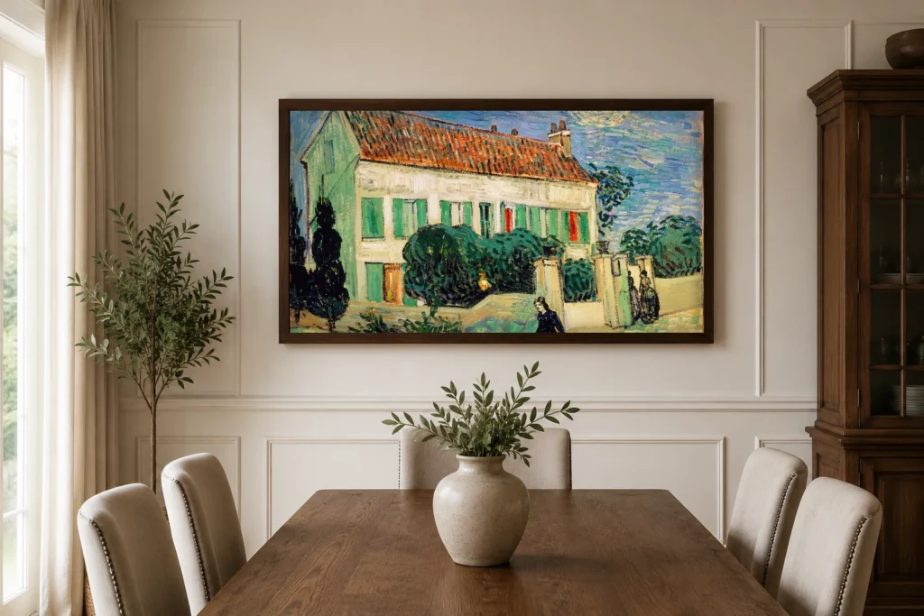 Valkoinen talo yöllä, käsin maalattu Van Gogh -öljykopio kehyksissä valoisan avokeittiön ja ruokailutilan nurkkauksen seinällä
