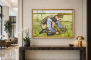 Εκτύπωση με κορνίζα του έργου Αγόρι που κόβει γρασίδι με δρεπάνι, κρεμασμένη σε τοίχο επιπλωμένου δωματίου