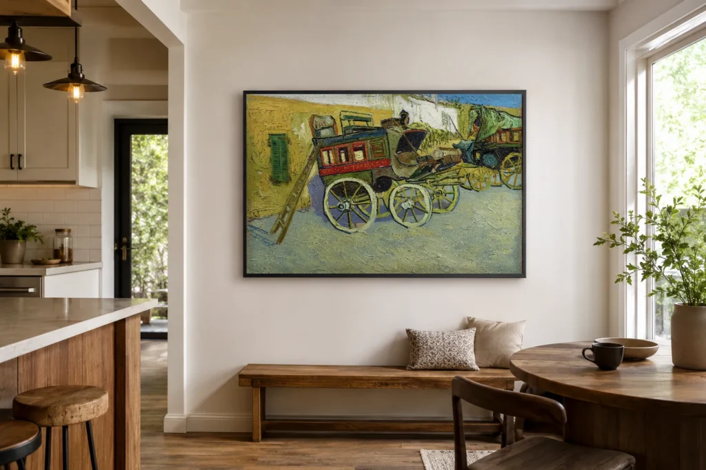 Innrammaður prentaður málverk Van Goghs af Tarascon-vagninum hangandi á vegg í húsgögnuðu herbergi
