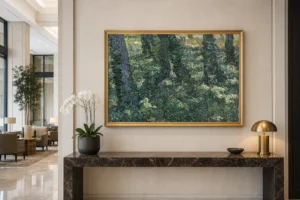 Τυπωμένο αντίγραφο του έργου «Υπόβλαστηση» σε κορνίζα, κρεμασμένο σε τοίχο επιπλωμένου δωματίου